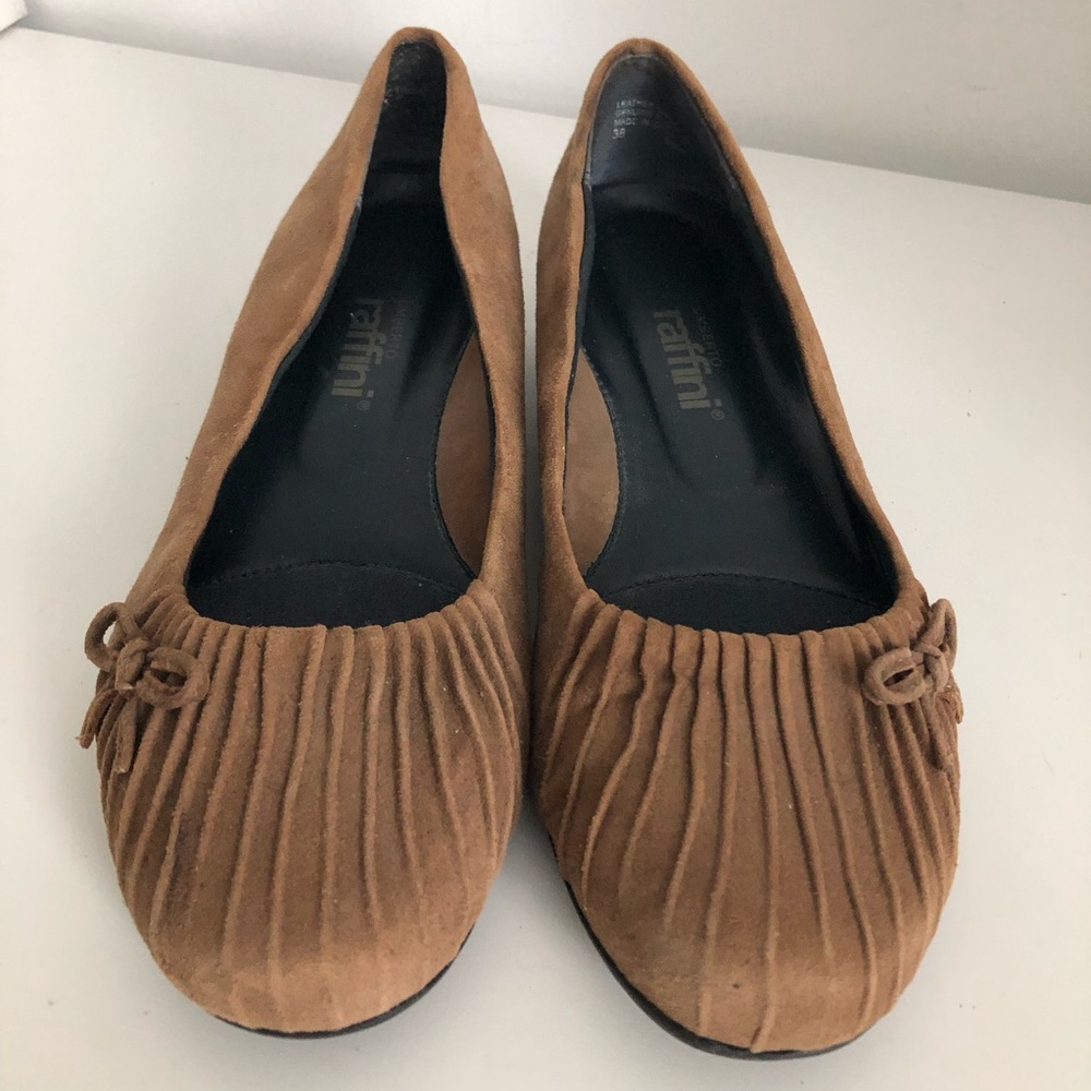 NWOT Umberto Raffini Tan Suede Comfort Flats